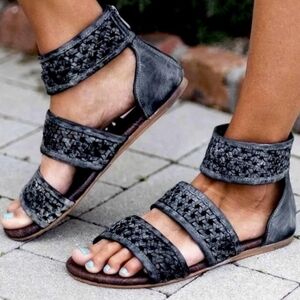 Roan Bed Stu Leather Sandal Size 8 Wide, Buckle Store NIB